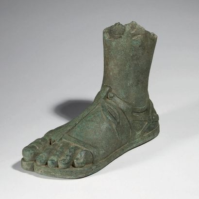 null PIED DE STATUE.
Pied gauche de statue grandeur nature chaussé d'une sandale.
Bronze.
Art...