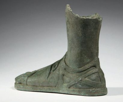 null PIED DE STATUE.
Pied gauche de statue grandeur nature chaussé d'une sandale.
Bronze.
Art...
