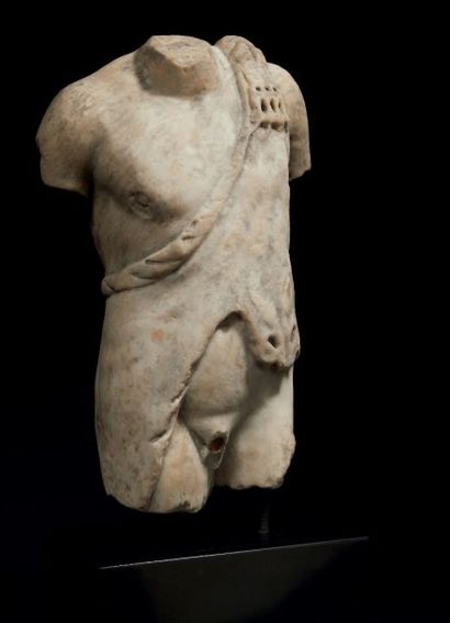 null TORSE DE DIONYSOS.
Torse de statue représentant Dionysos nu, debout, légèrement...