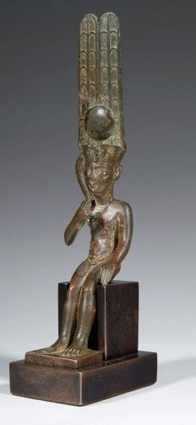 null HARPOCRATE AMONIEN.
Statuette votive représentant le dieu Harpocrate assis,...