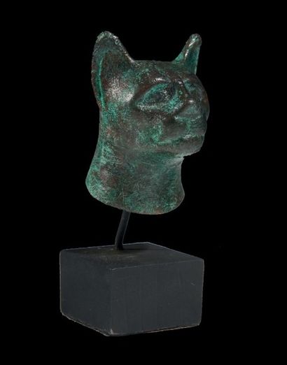 null TÊTE DE CHATTE BASTET.
Tête votive représentant Bastet sous sa forme féline.
Bronze.
Égypte,...