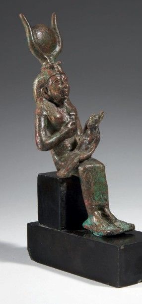 null ISIS LACTANS.
Statuette votive représentant la déesse Isis assise, vêtue de...