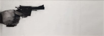 JOHANNES KAHRS (NÉE EN 1965) Gun, 2002
Fusain et pastel sur papier.
H_72 cm L_200...