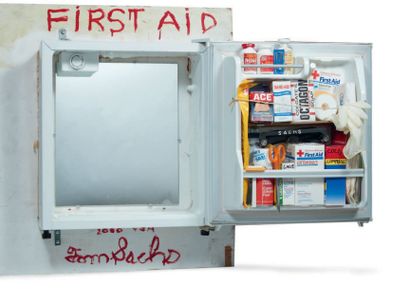 TOM SACHS (NÉ EN 1966) First Aid Kit, 2000
Sculpture.
Technique mixte.
Signée et...