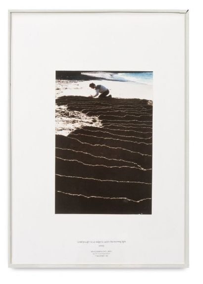 Andy GOLDSWORTHY (né en 1956) Sand brought to an edge to catch the morning light...