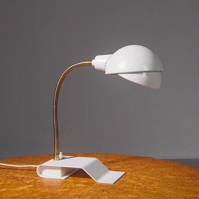 ALVAR AALTO (1898-1975) Lampe de table orientable modèle «A 703»
Métal laqué blanc...