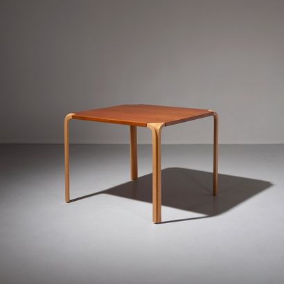 ALVAR AALTO (1898-1975) Table avec «pieds en X» ou «pieds en éventails»
Acajou et...