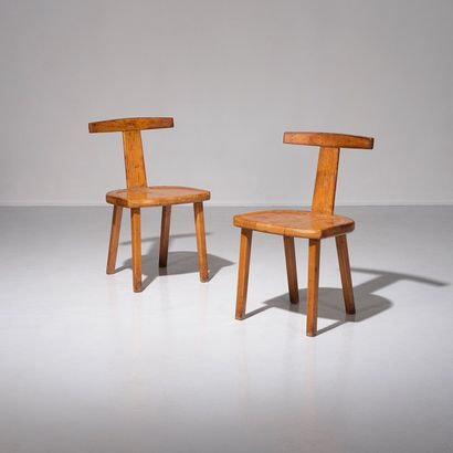 OLAVI HÄNNINEN (1920-1992) Paire de chaises
Orme
1959
H_75 cm L_42 cm P_37 cm

Bibliographie...