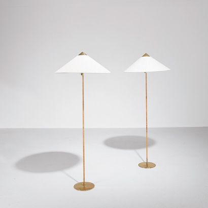 PAAVO TYNELL (1890-1973) Paire de lampadaires «Chinese Hat» modèle 9602
Laiton, osier,...