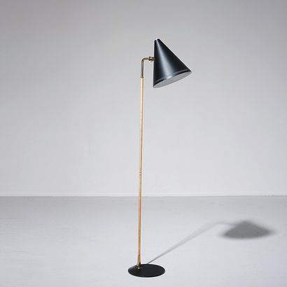 PAAVO TYNELL (1890-1973) Lampadaire orientable modèle «K 10-10»
Métal laqué, osier...