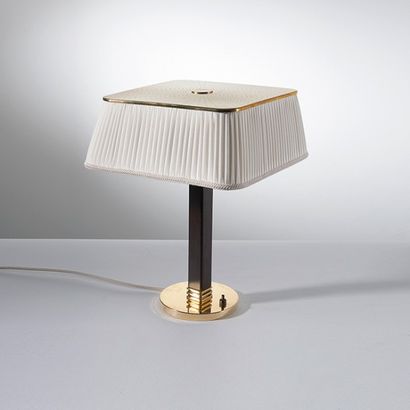 PAAVO TYNELL (1890-1973) Lampe de table modèle «5066»
Laiton, laiton perforé, acajou,...