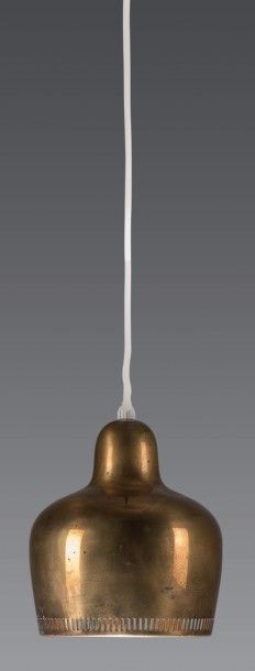 ALVAR AALTO (1898-1975) Suspension «Golden Bell» modèle A 330
Laiton et métal laqué
Édition...