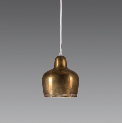 ALVAR AALTO (1898-1975) Suspension «Golden Bell» modèle A 330
Laiton et métal laqué
Édition...