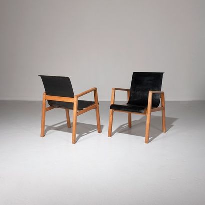 ALVAR AALTO (1898-1975) Paire de fauteuils «Hallway» modèle 51
Bouleau et bois laqué
Édition...