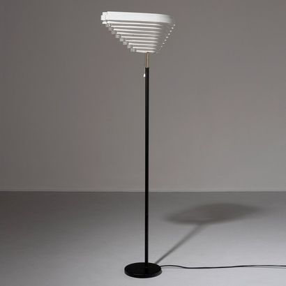 ALVAR AALTO (1898-1975) Lampadaire «Angel's Wing» modèle A 805
Cuir noir patiné,...