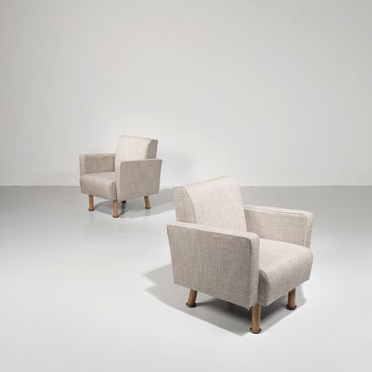 ALVAR AALTO (1898-1975) Paire de fauteuils «Maison Carré»
Bouleau, laiton et tissu
Édition...