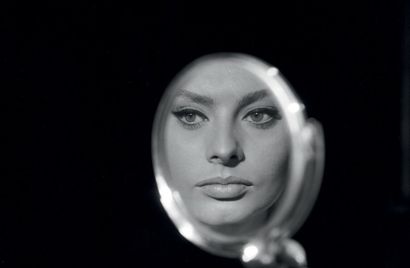 REPORTERS ASSOCIATI PIERLUIGI PRATURLON (1924-1999) 
Sofia Loren avec un miroir pendant...