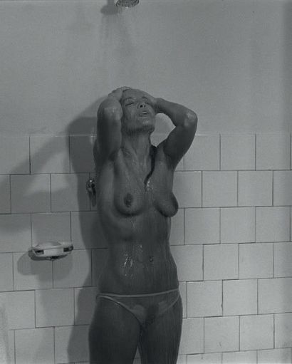 AGENCE CROMA ADRIANO BARTOLONI (NÉ EN 1939) 
Romy Schneider sous la douche à Cinecitta,...