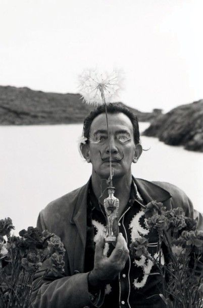Robert DESCHARNES (1926-2014) 
Dalí présente la fleur de Pissenlit, 11 octobre 1959
Dalí...