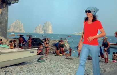 SETTIMIO GARRITANO (1933-2012) 
Jackie Onassis et le Faraglioni, Capri 1970
Tirage...