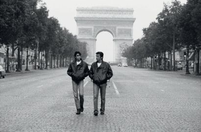 MICHEL GINFRAY (NÉ EN 1946) 
7 Heures du matin. Alain Delon sur les Champs Élysées...