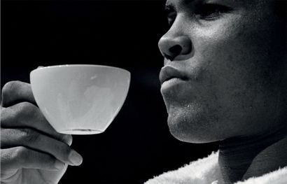 Gerry CRANHAM (Né en 1929) 
Teatime, Mohamed Ali boit une tasse de thé pendant sa...