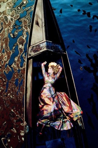 JEAN-DANIEL LORIEUX (NE EN 1937) 
Claudia Schiffer, fashion by Léonard, sous le pont...
