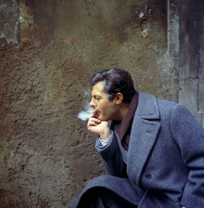 Reporters Associati Marcello Mastroianni fumant sur le set du film «Chronique de...