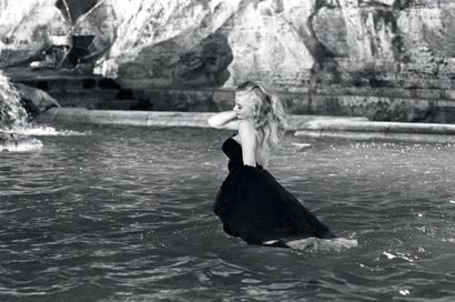 REPORTERS ASSOCIATI PIERLUIGI PRATURLON (1924-1999) 
Anita Ekberg dans la Fontaine...