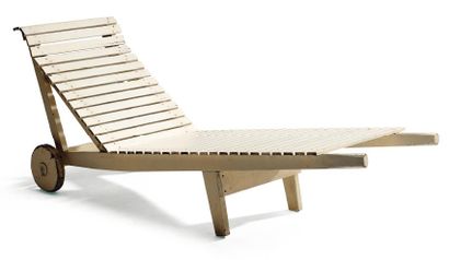 ALVAR AALTO (1898-1976) Chaise longue en lattes de bois laqué blanc, reposant sur...