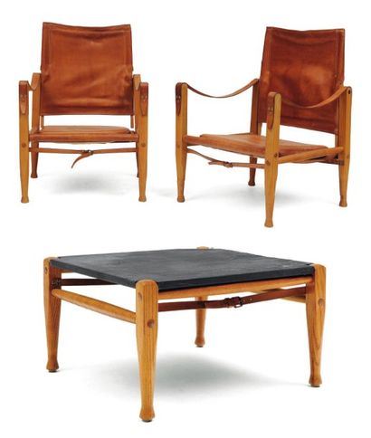 KAARE KLINT (1888-1954) Paire de fauteuils « Safari » et table d'appoint à assise,...