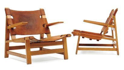 BORGE MOGENSEN (1914-1972) Paire de chauffeuses à assise et dossier en cuir brun...