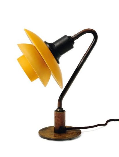 POUL HENNNINGSEN (1894-1967) Lampe à poser « 2/2 Snowdrop PAT » à trois refl ecteurs...