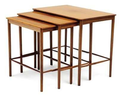 OLE WANSCHER (1903-1985) Ensemble de trois tables gigognes à plateaux rectangulaires...