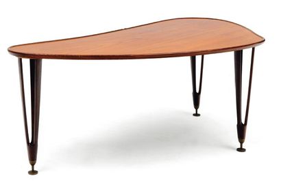 TRAVAIL SCANDINAVE DES ANNÉES 1950 Table basse en acajou, à plateau de forme libre...