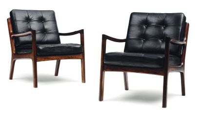 OLE WANSCHER (1903-1985) Paire de fauteuils à assise et dossier en cuir noir capitonné...