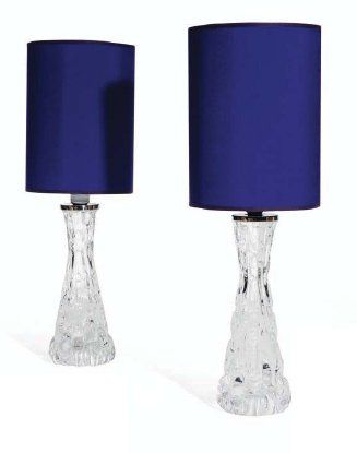 ORREFORS Paire de lampes abats jour cylindriques bleu disposés sur une pied en verre...