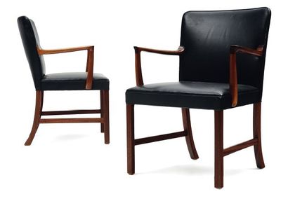 OLE WANSCHER (1903-1985) Paire de fauteuils à assise et dossier garnis de cuir noir...