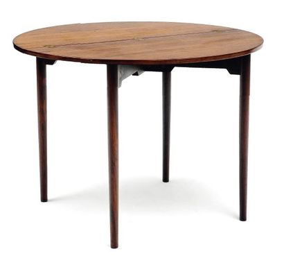 HANS J. WEGNER (1914-2007) Table à plateau circulaire pliable en teck reposant sur...