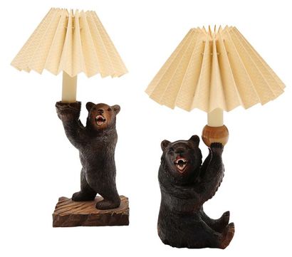 null Deux ours en bois sculpté formant lampe, et une tête d'ours formant applique....
