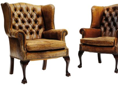 null Paire de fauteuils Chesterfield en cuir brun. Pieds en bois. H_106 cm L_78 cm...