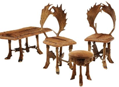 null Petit salon formé de deux chaises, une table et un tabouret en bois de daims,...