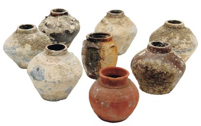 null Huit vases en terre cuite recouverts de concrétions. Épave chinoise, XV-XVIème...