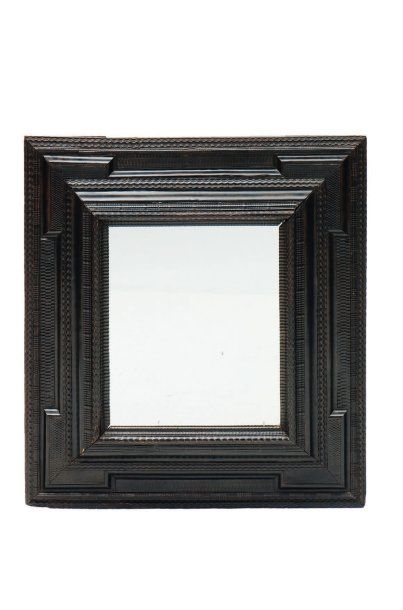 null RARE MIROIR en bois noirci à sept moulures différentes, sculptées de guillochés,...