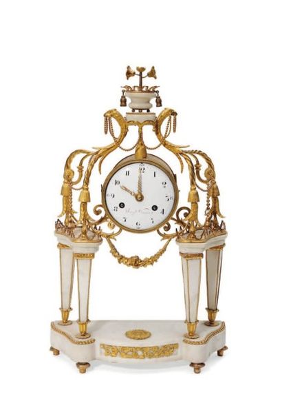 null PENDULE PORTIQUE en marbre blanc et bronze ciselé doré à décor d'aigles, volutes,...