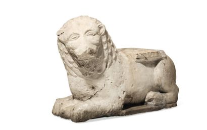 RARE LION COUCHÉ en pierre sculptée. Italie,...