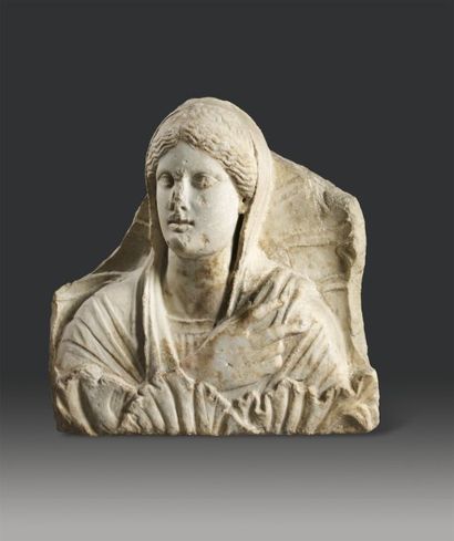 null Déméter. Grand relief représentant le buste de la déesse Déméter émergeant de...