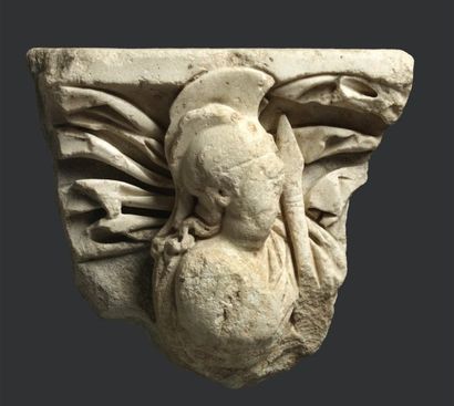 null Panneau de sarcophage sculpté du buste d'Athéna de trois-quart vers la droite....