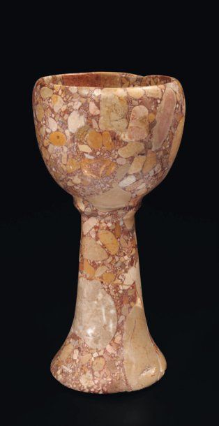 null Vase calice à haut pied évasé à la base, et à réceptacle semi-sphérique. Brèche...