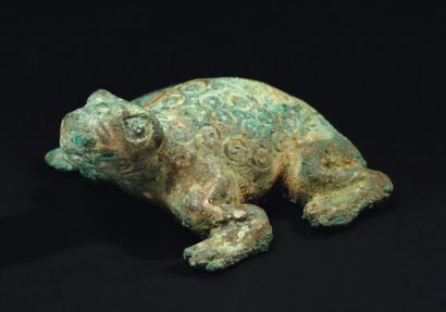 null Figurine représentant une grenouille, la tête dressée, le corps couvert de cercles...